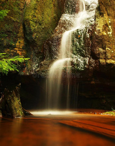 小山溪上的小瀑布青苔砂岩块和水正往小水池里跳。水流