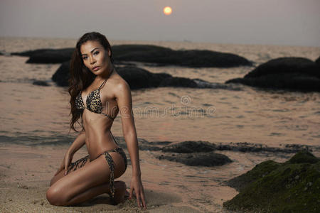 沙滩上的亚洲美女