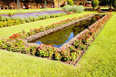 带矩形鱼池的园林式正式花园摄影图