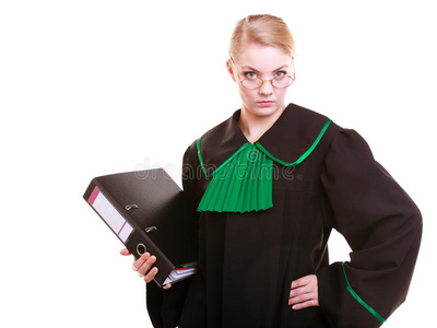年轻的女律师，穿着经典的波兰黑绿色长袍