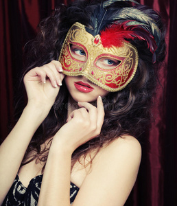 戴着红色神秘面具的年轻女子