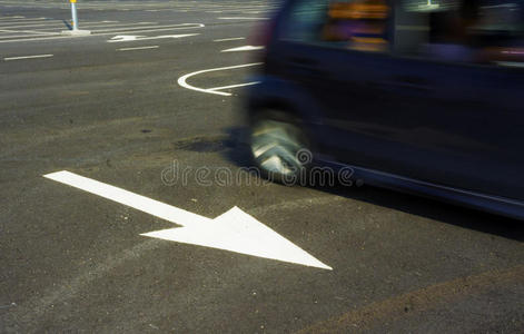 沥青路面白色箭头标志