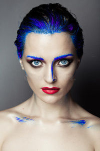 蓝眼睛少女的创意艺术化妆