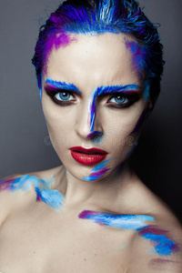 蓝眼睛少女的创意艺术化妆图片