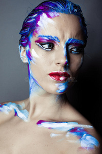 蓝眼睛少女的创意艺术化妆图片
