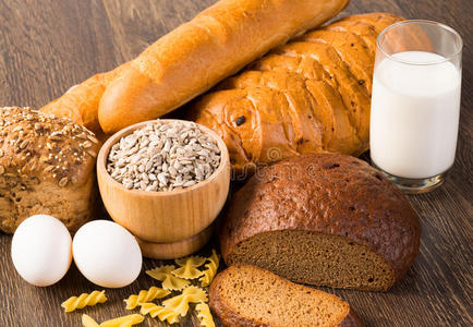 玉米面包和牛奶图片