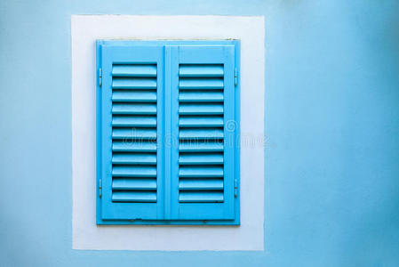 带木制百叶窗的蓝色旧窗户