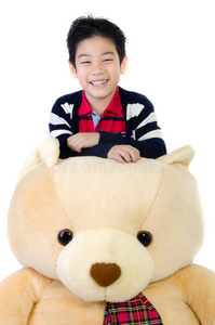 亚洲男孩带着大熊娃娃