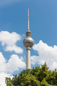 明媚夏日的柏林电视塔