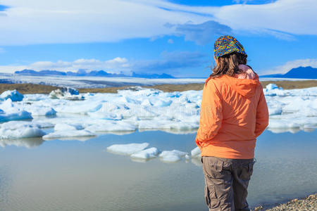 看冰山的女人。冰岛