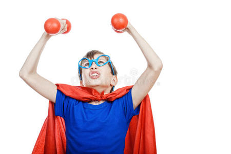 儿童打扮打扮成超人的漂亮有趣的孩子用小配音努力工作照片