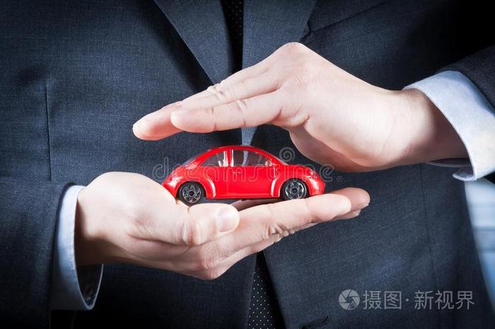 商人用手保护一辆红色的汽车 保险 购买 租赁 燃料或服务和修理费用的概念照片 正版商用图片0zoagk 摄图新视界