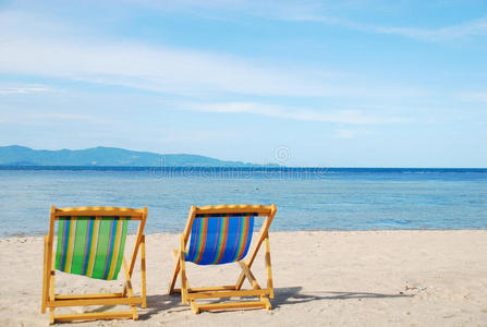白色沙滩上的沙滩椅，海水清澈