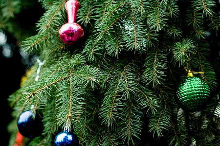 挂在圣诞树上的彩色圣诞装饰品
