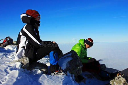 两个年轻的登山者在罗马尼亚佩利加山顶休息