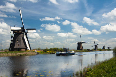 荷兰的一个村庄，在那里你可以参观古老的传统风车