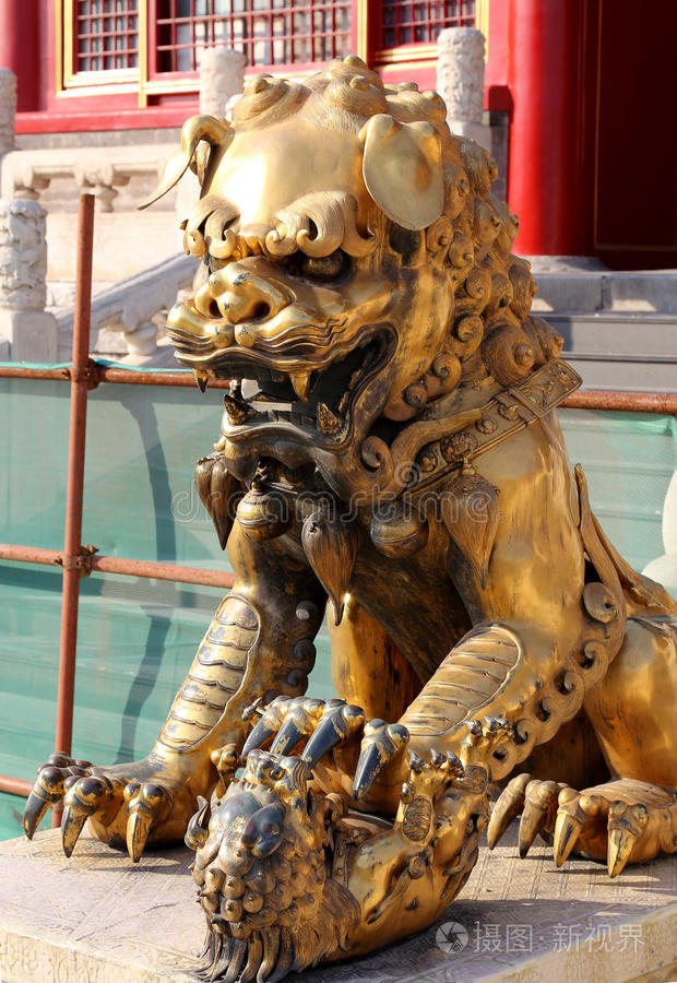 紫禁城的中国龙铜像北京