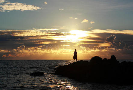 夕阳过海女子垂钓