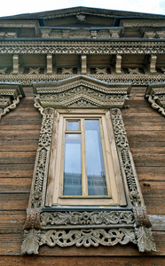俄罗斯一座用雕刻装饰的老房子的窗户