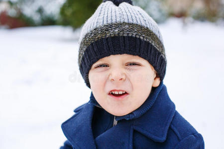 可爱的小男孩在美丽的冬日