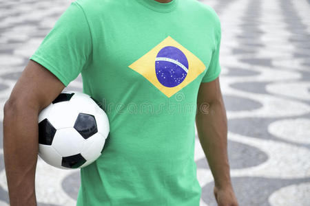巴西足球运动员在巴西国旗衬衫举行足球里约