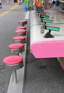 粉色游乐园凳子图片