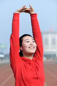 穿运动服做运动的年轻女子