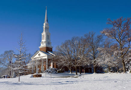 雪天早晨的教堂建筑