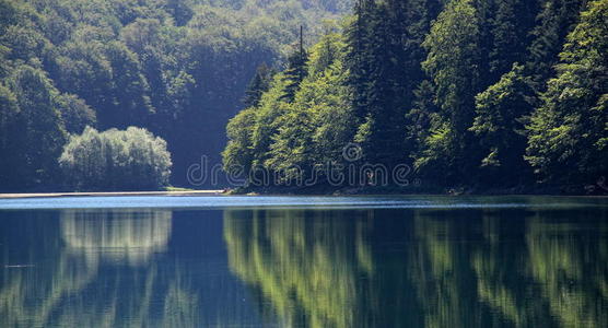 高山湖泊图片