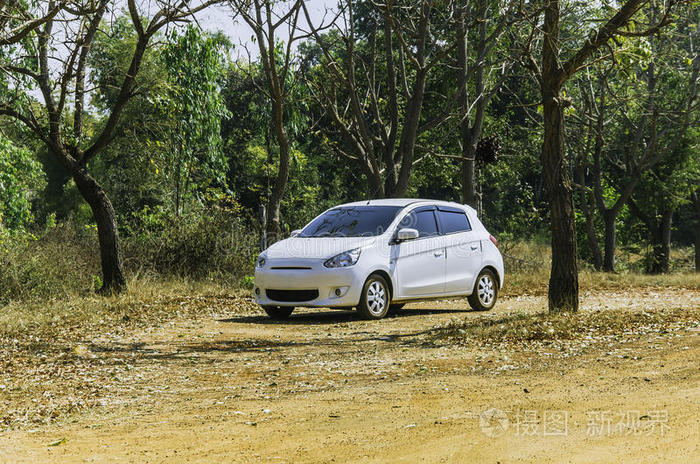 路边的白色汽车