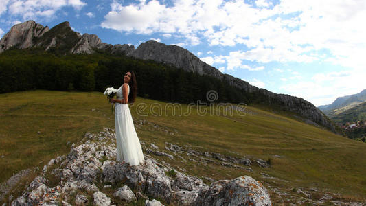 山附近穿白色长裙的女人
