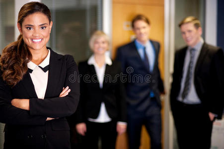 商业女性在背后与聪明的同事合影