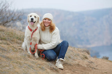 年轻女子和她的宠物狗