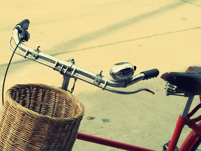 老式自行车和篮子托架