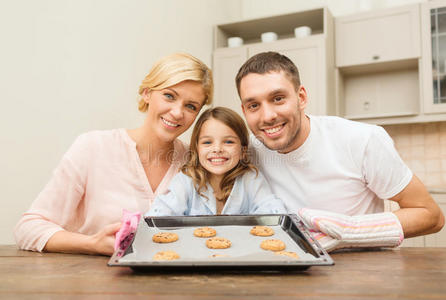 快乐家庭在家做饼干图片