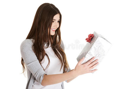 年轻漂亮的女人拿着红蝴蝶结的礼物。