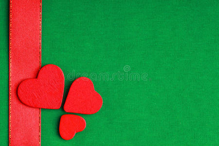 绿色布底红木装饰心形