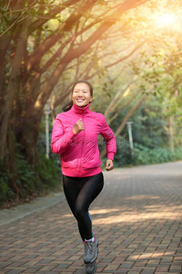 在小径上奔跑的运动女子