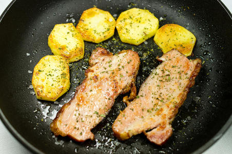 锅里有咸肉和土豆。