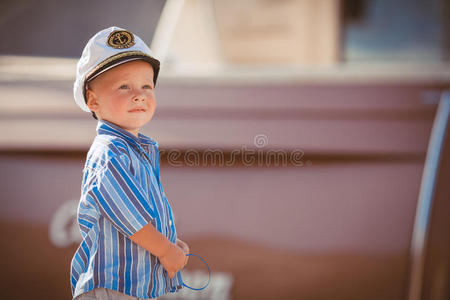 在码头上户外玩耍的小男孩