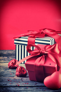 情人节礼物和红巧克力心图片