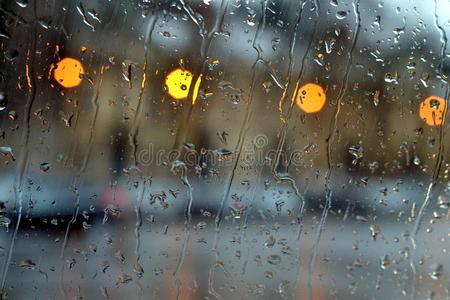 下雨没关窗户图片