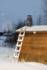 冬季拉普兰木屋上的梯子