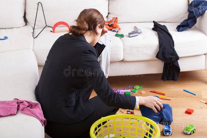 女孩帮助她成熟的母亲打扫卫生女人对家里的乱七八糟感到沮丧女人耗尽