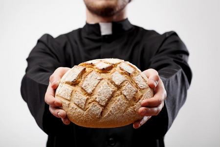 拿着面包的牧师