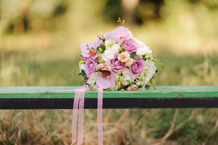 长凳上的粉红色花束