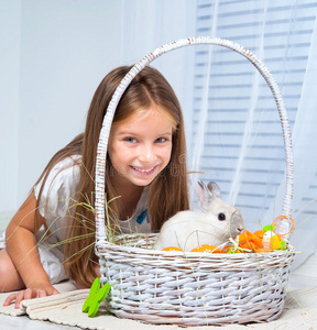 可爱的小女孩和小兔子