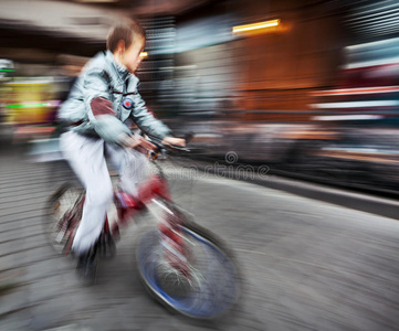 城市道路上的骑车人