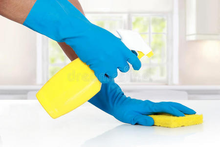 带手套的手用清洁海绵清洁