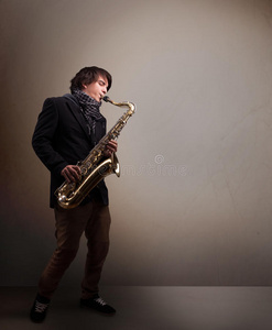 演奏萨克斯管的年轻音乐家图片